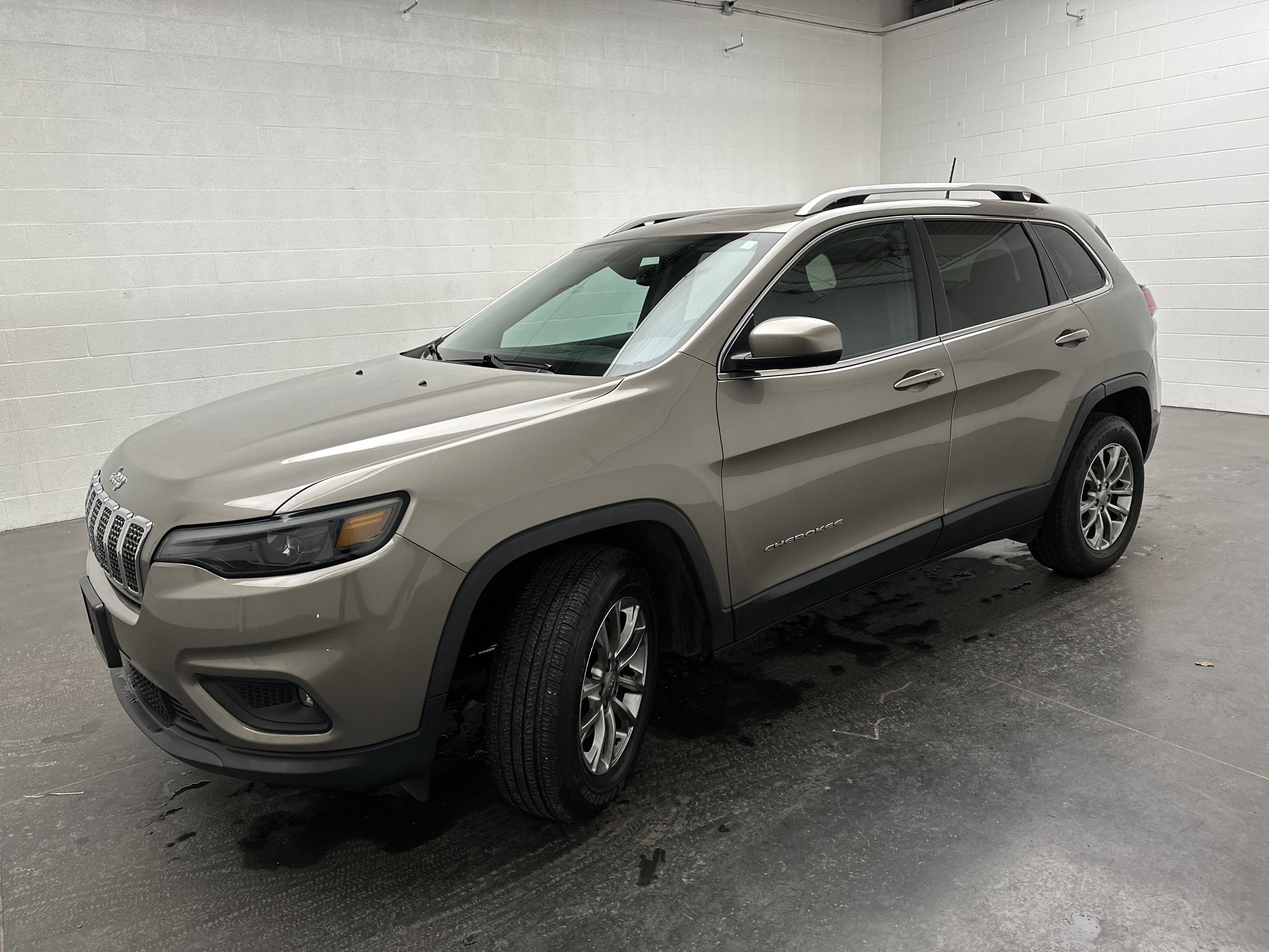 Used 2019 Jeep Cherokee Latitude Plus w/ Comfort/Convenience Group image 4