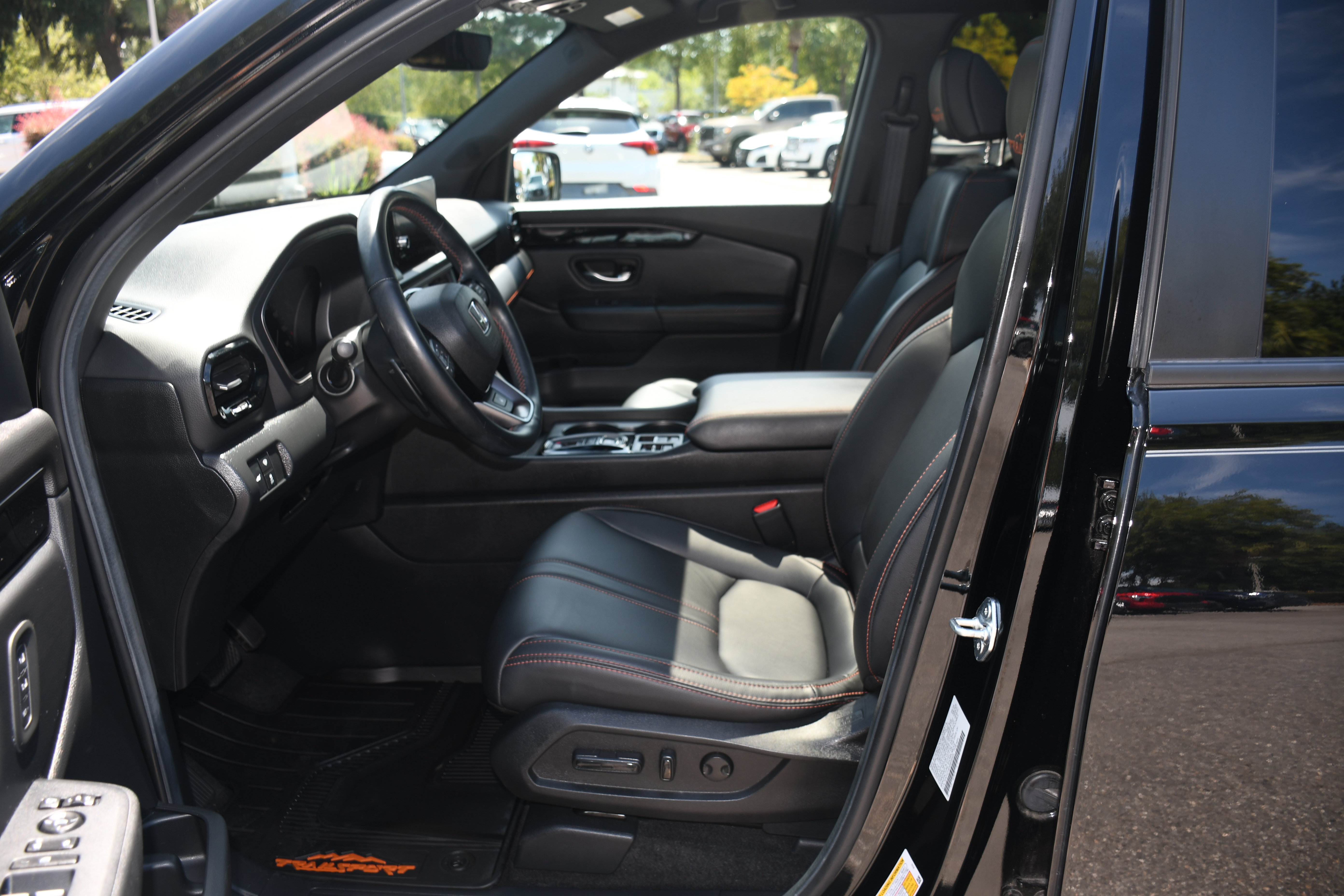 Used 2025 Honda Pilot TrailSport image 8