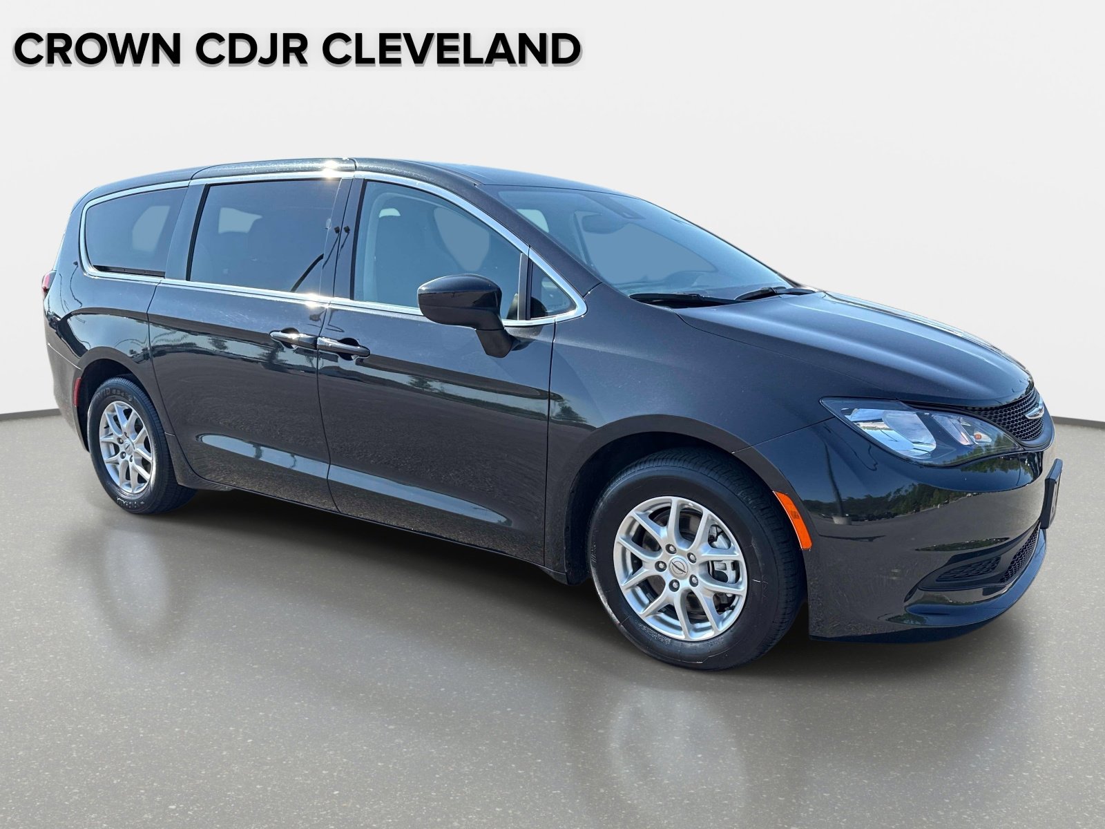Used 2023 Chrysler Voyager LX FWD image 2