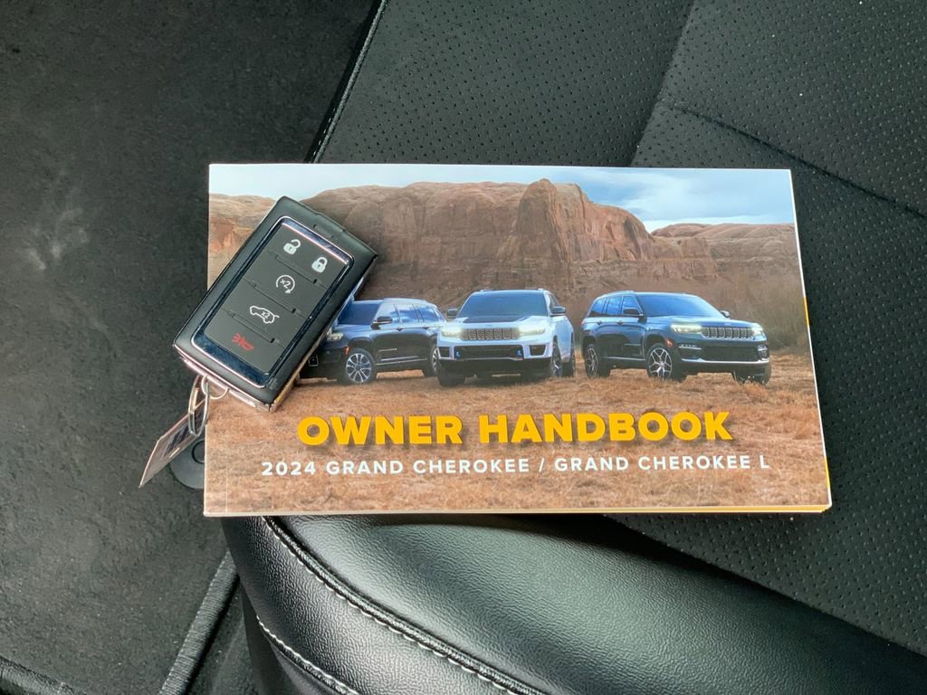 Used 2024 Jeep Grand Cherokee Altitude image 9