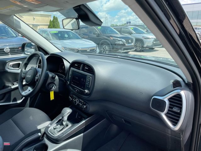 Used 2025 Kia Soul LX w/ LX Technology Package FWD image 17
