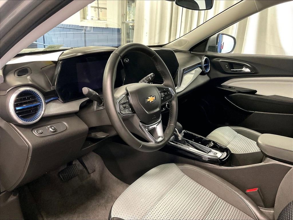 Used 2025 Chevrolet Trax LT w/ Driver Confidence Package FWD image 8
