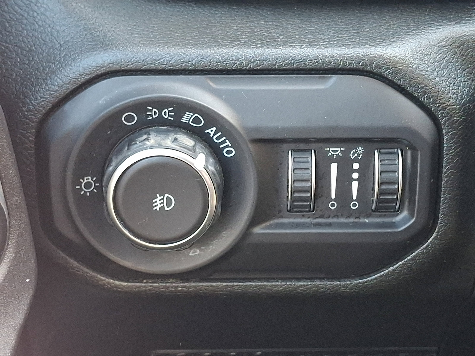 Used 2018 Jeep Wrangler Unlimited Sahara w/ Cold Weather Group image 26