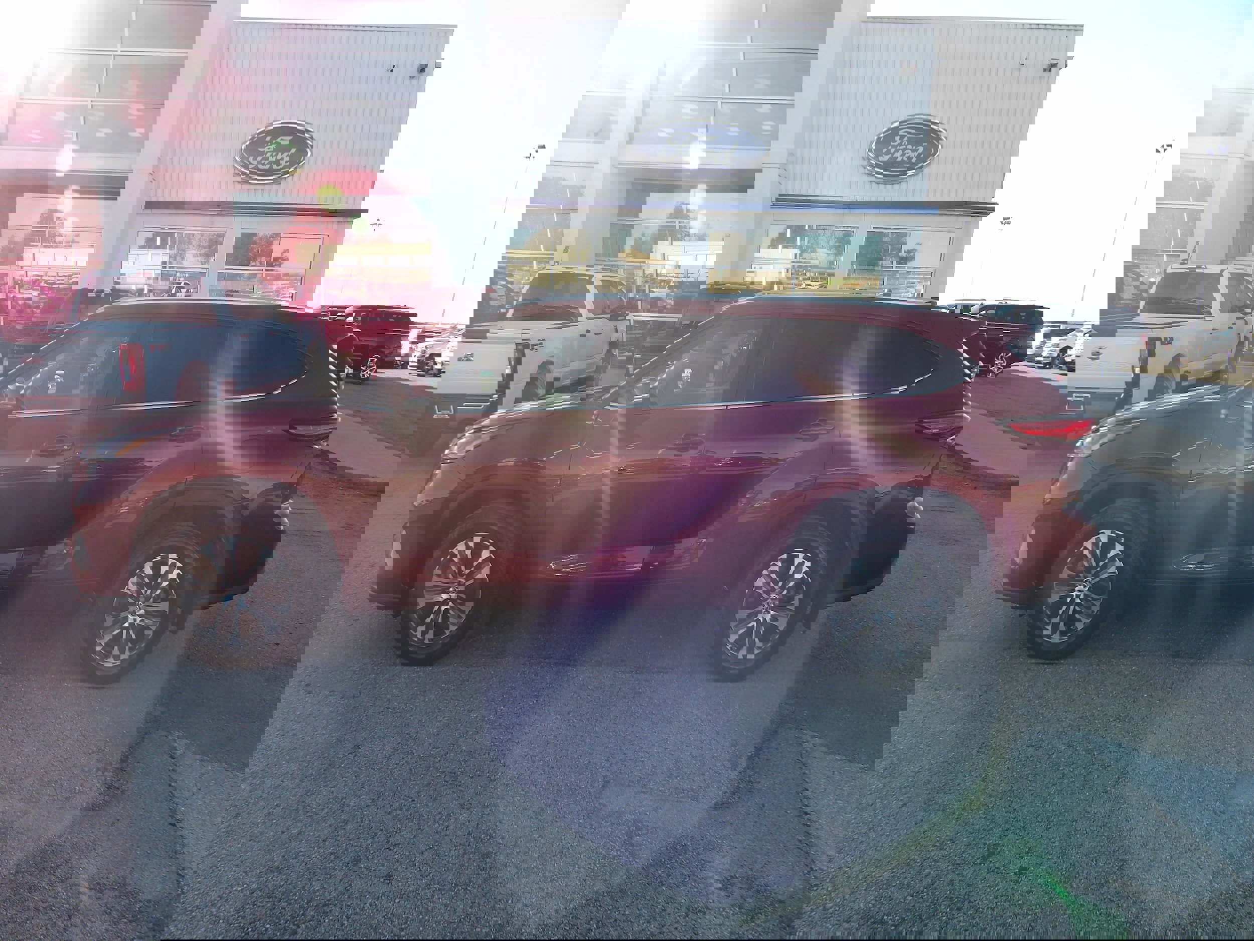 Used 2023 Toyota Highlander XLE AWD/4WD image 1