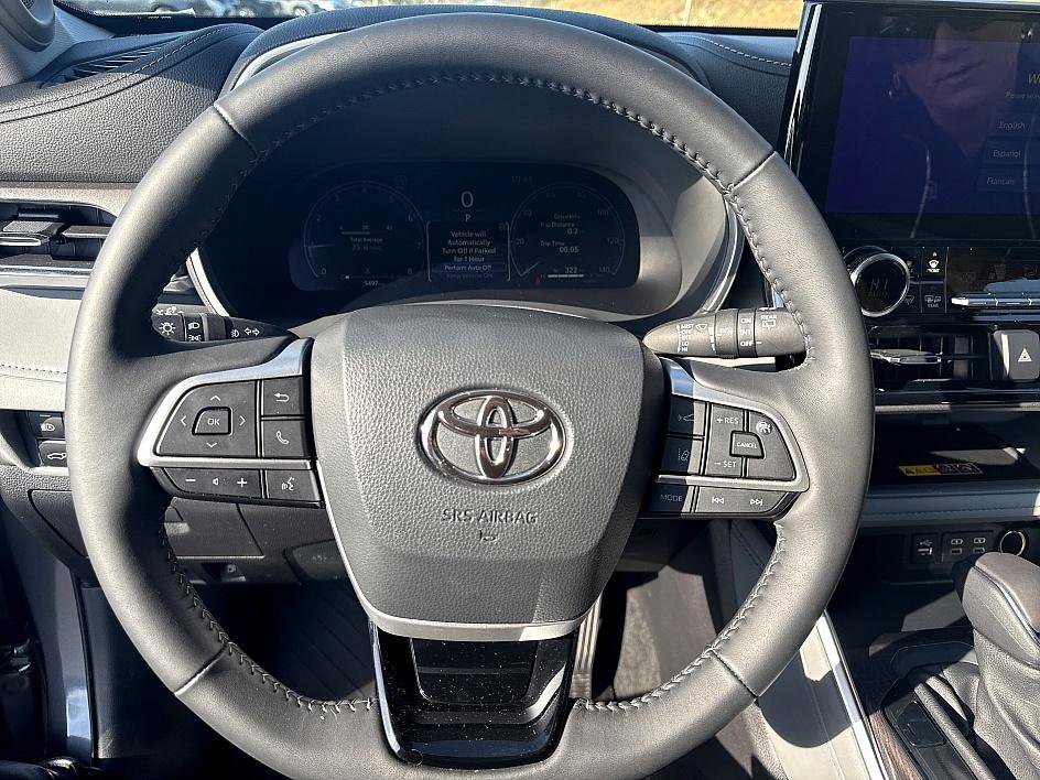 Used 2025 Toyota Highlander Limited image 13