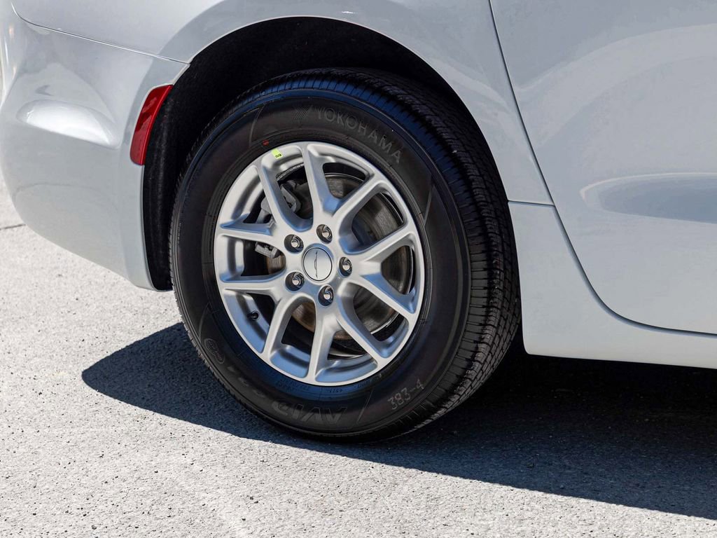 New 2027 Chrysler Pacifica Select FWD image 9