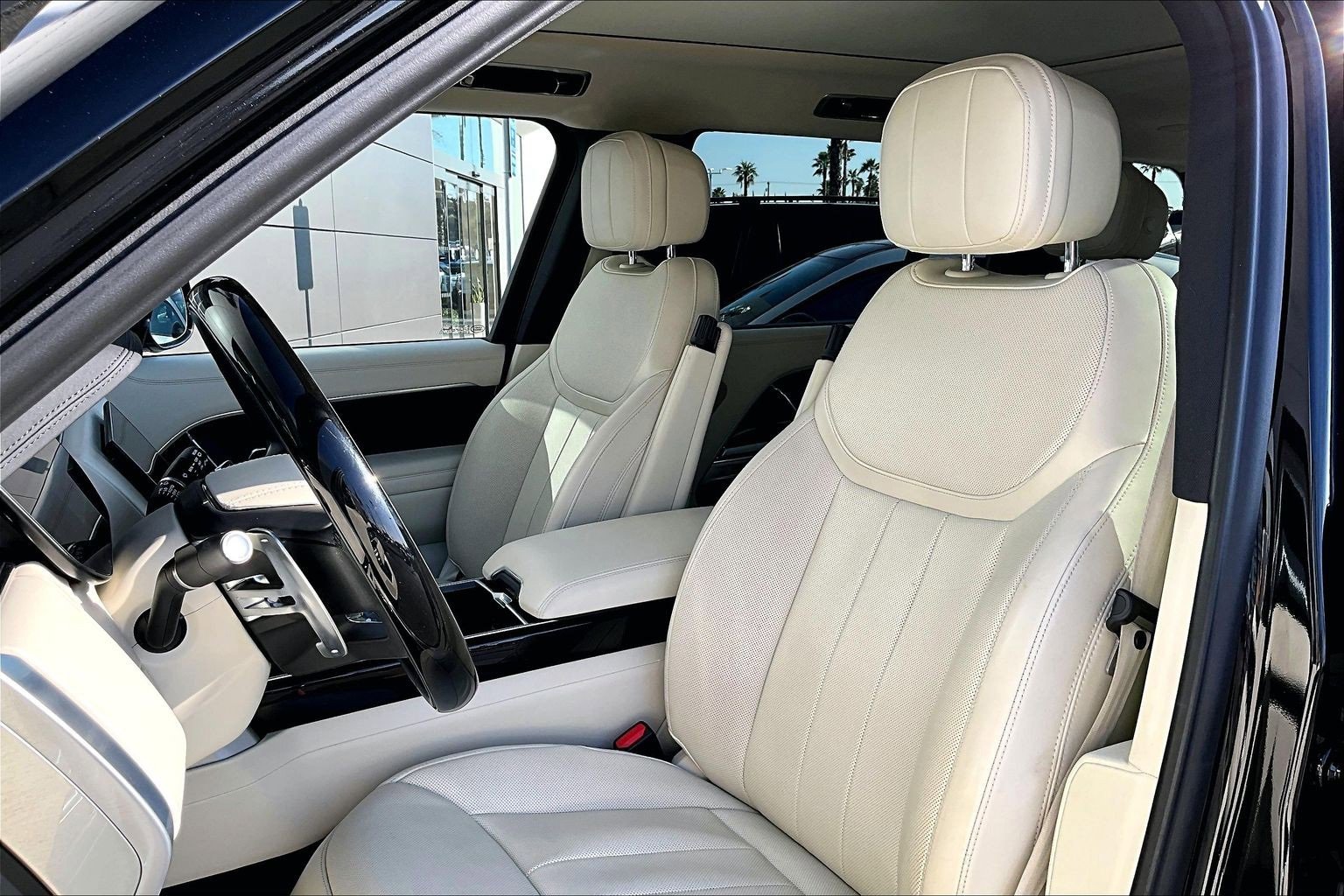 Used 2023 Land Rover Range Rover Long Wheelbase SE image 24