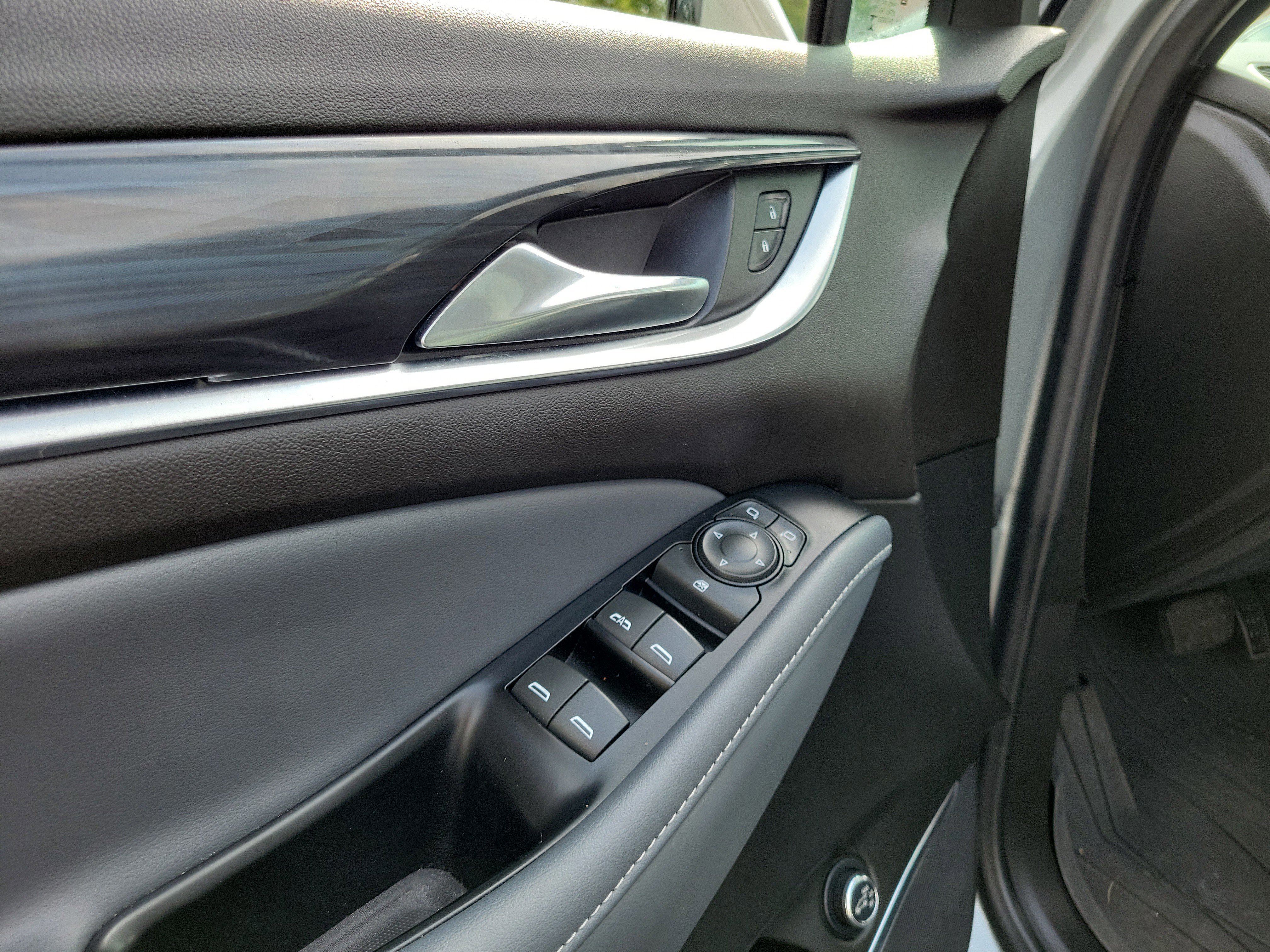 Used 2023 Buick Enclave Essence w/ Experience Buick Package image 18