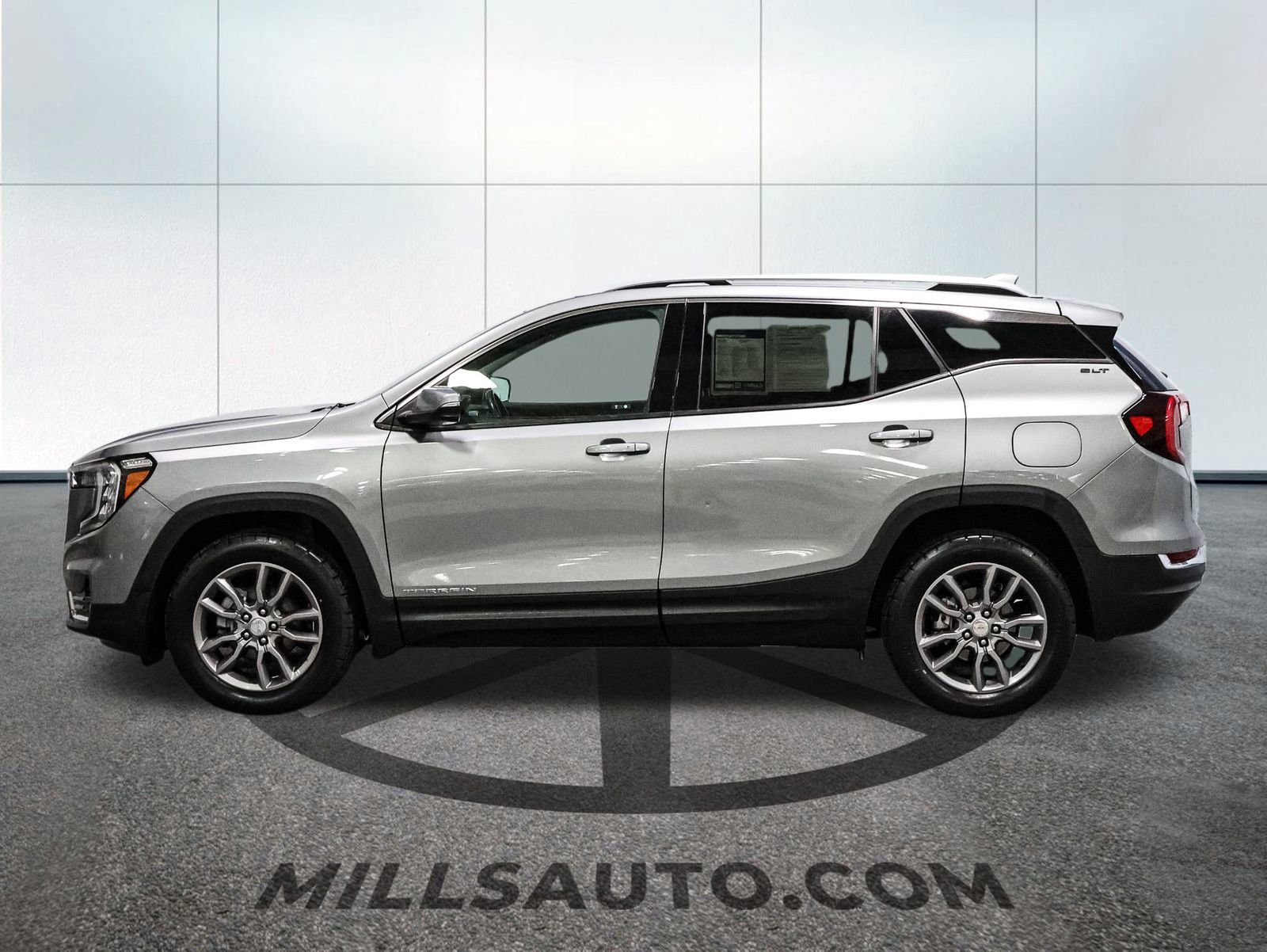 Used 2024 GMC Terrain SLT image 3