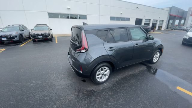 Used 2025 Kia Soul LX w/ LX Technology Package FWD image 2