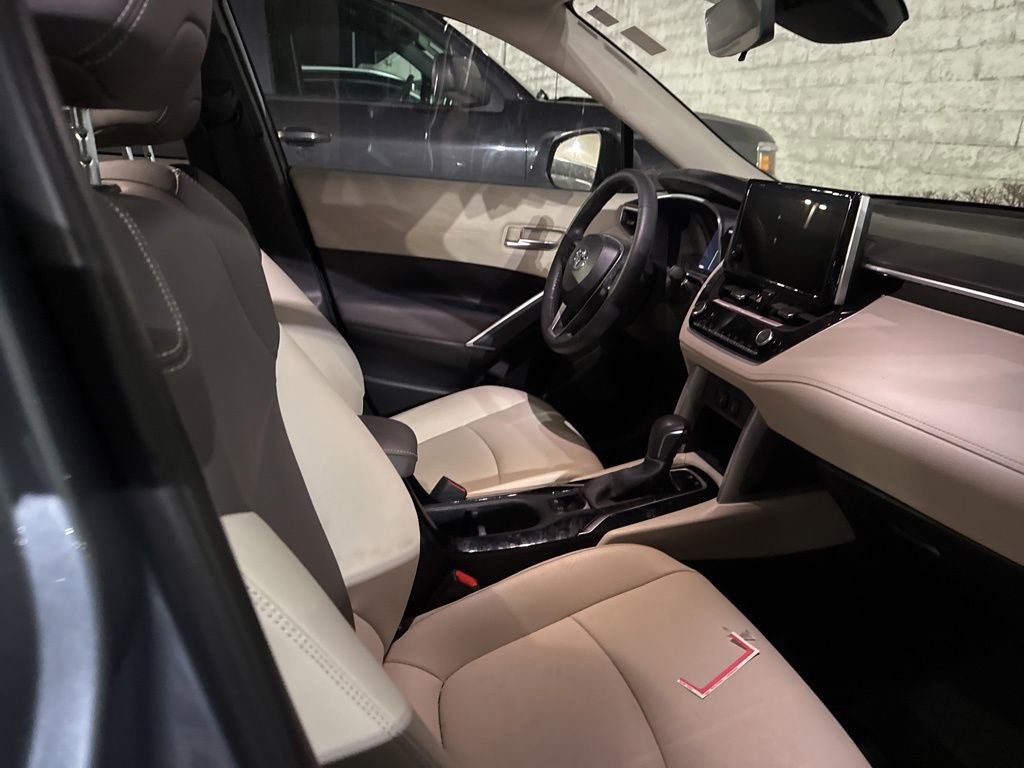 Used 2024 Toyota Corolla Cross XLE image 16