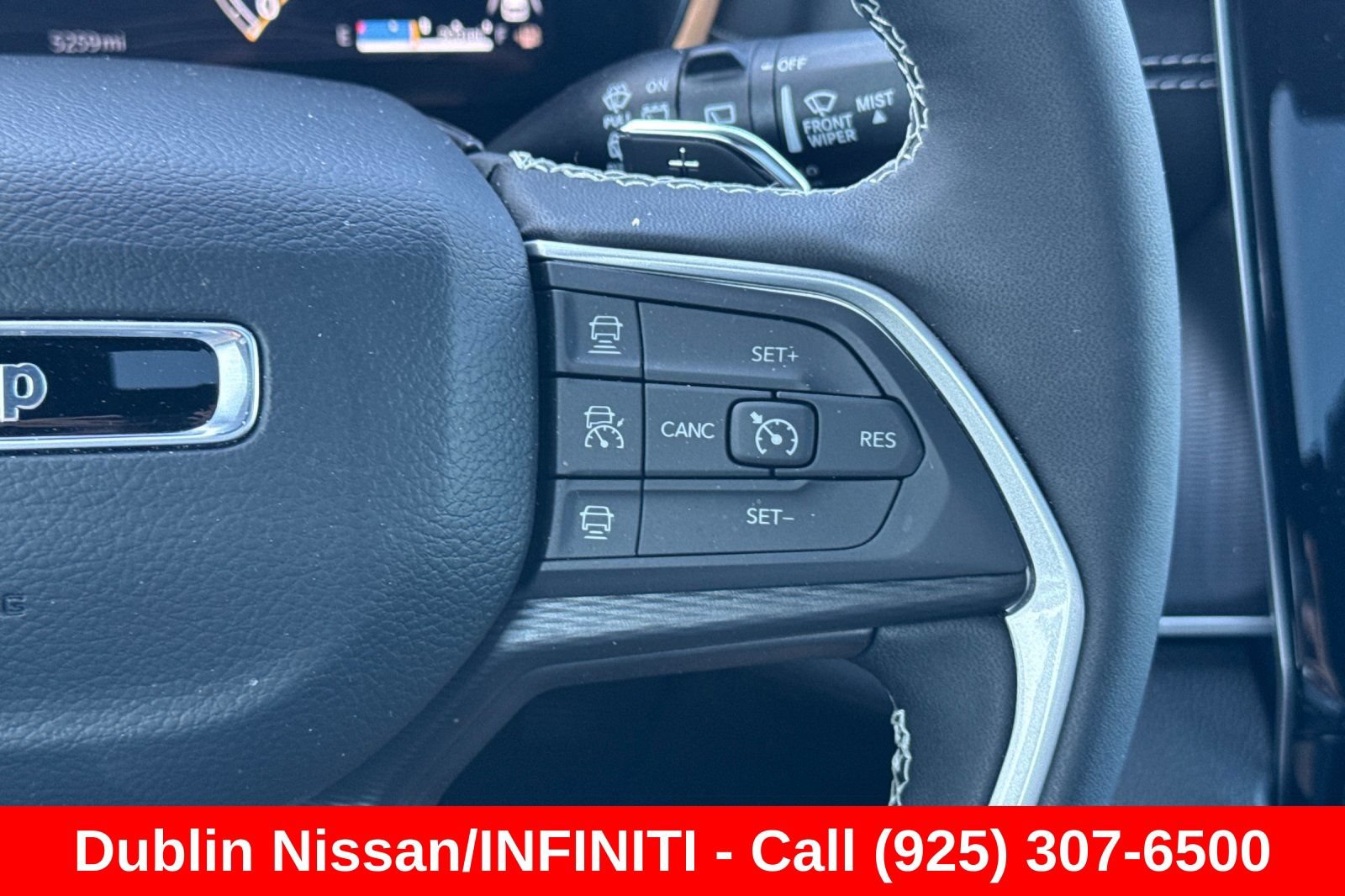 Used 2025 Jeep Grand Cherokee Laredo X w/ Luxury Tech Group I RWD image 39
