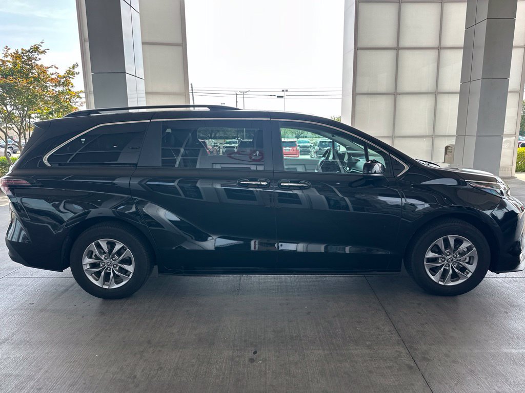 Certified 2025 Toyota Sienna XLE FWD image 8