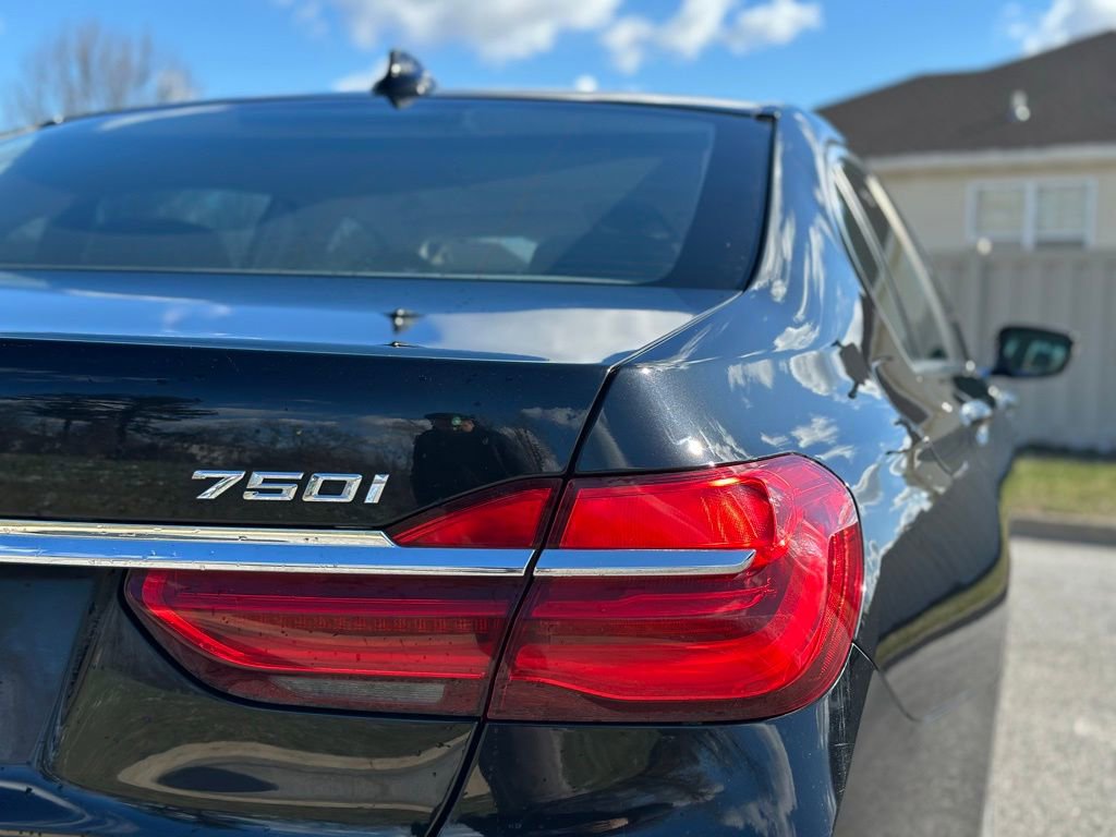 Used 2018 BMW 750i xDrive image 12