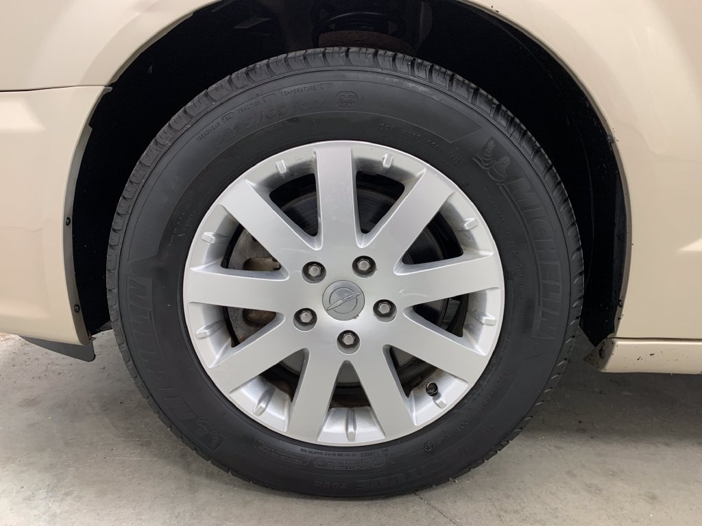 Used 2016 Chrysler Town & Country Touring FWD image 2