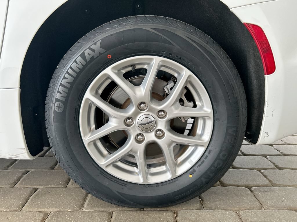 Used 2023 Chrysler Pacifica Touring-L FWD image 39