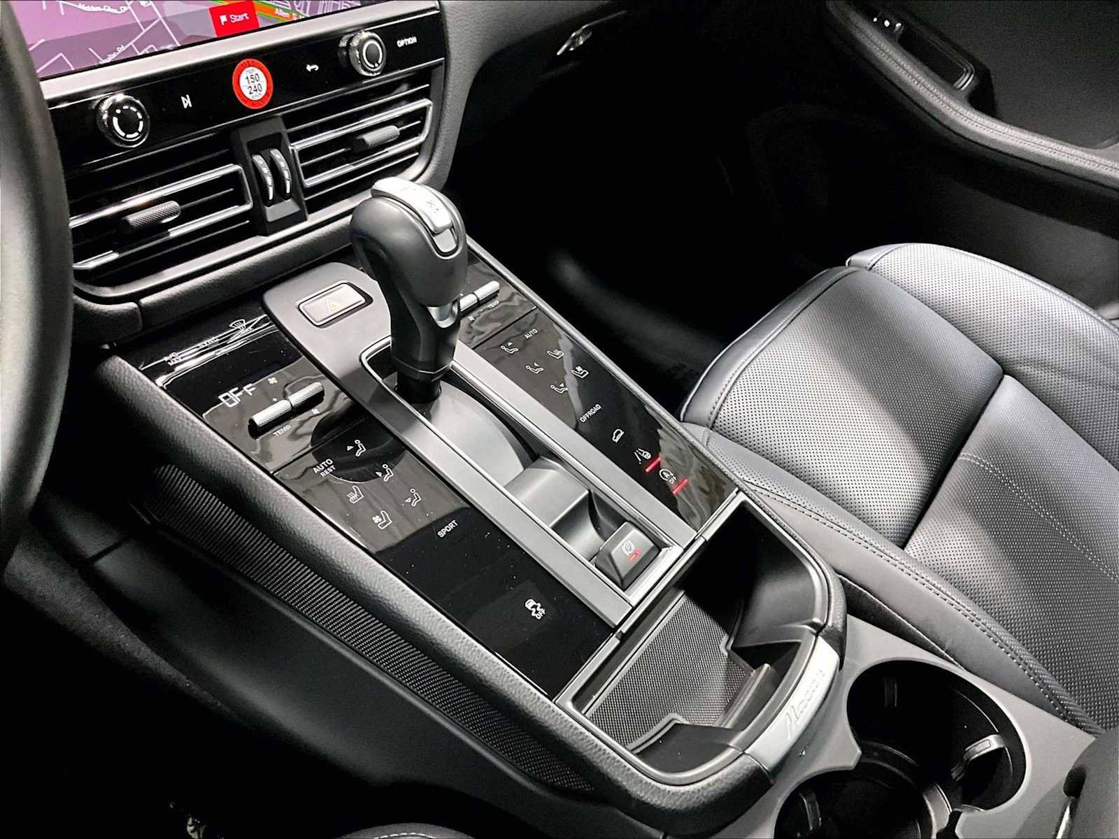 Used 2025 Porsche Macan image 20