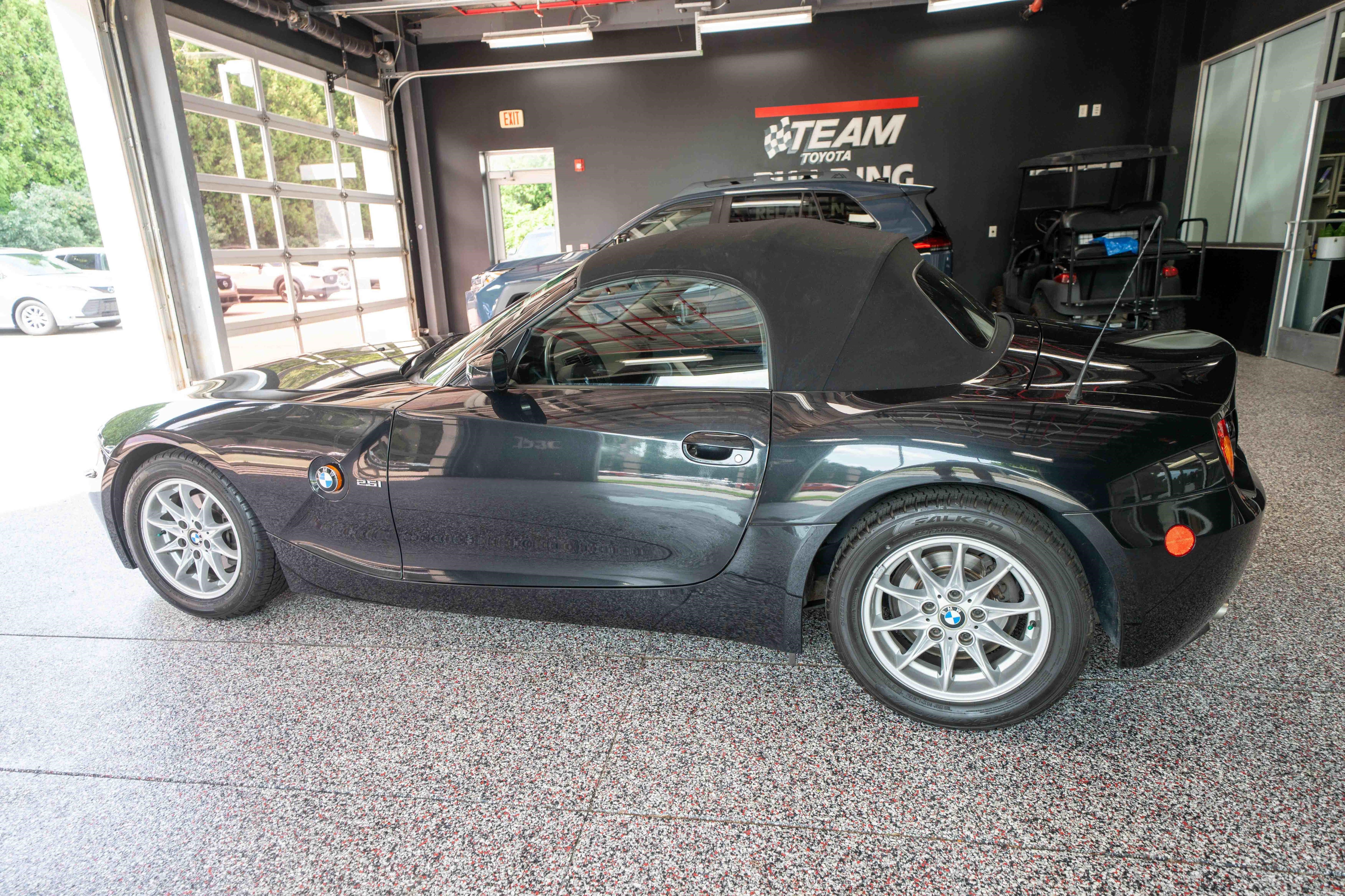 Used 2004 BMW Z4 2.5i RWD image 2