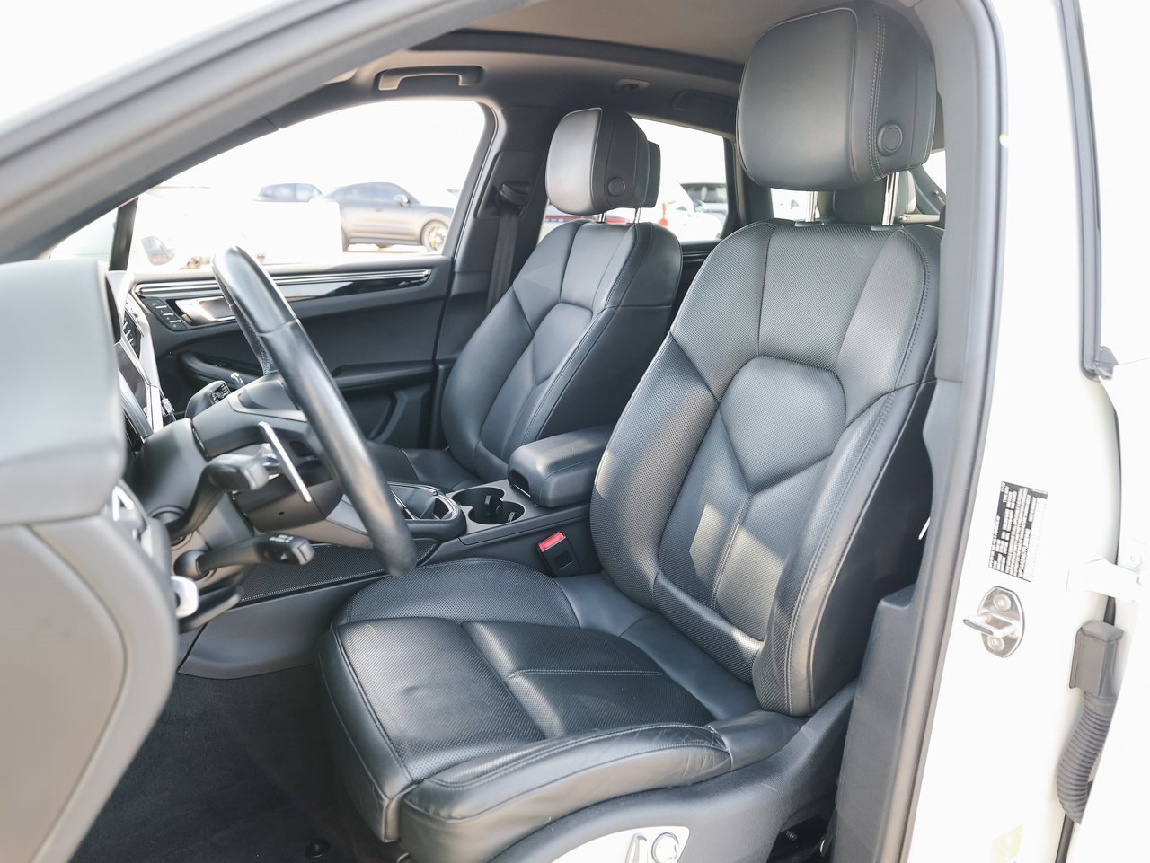 Certified 2023 Porsche Macan image 5