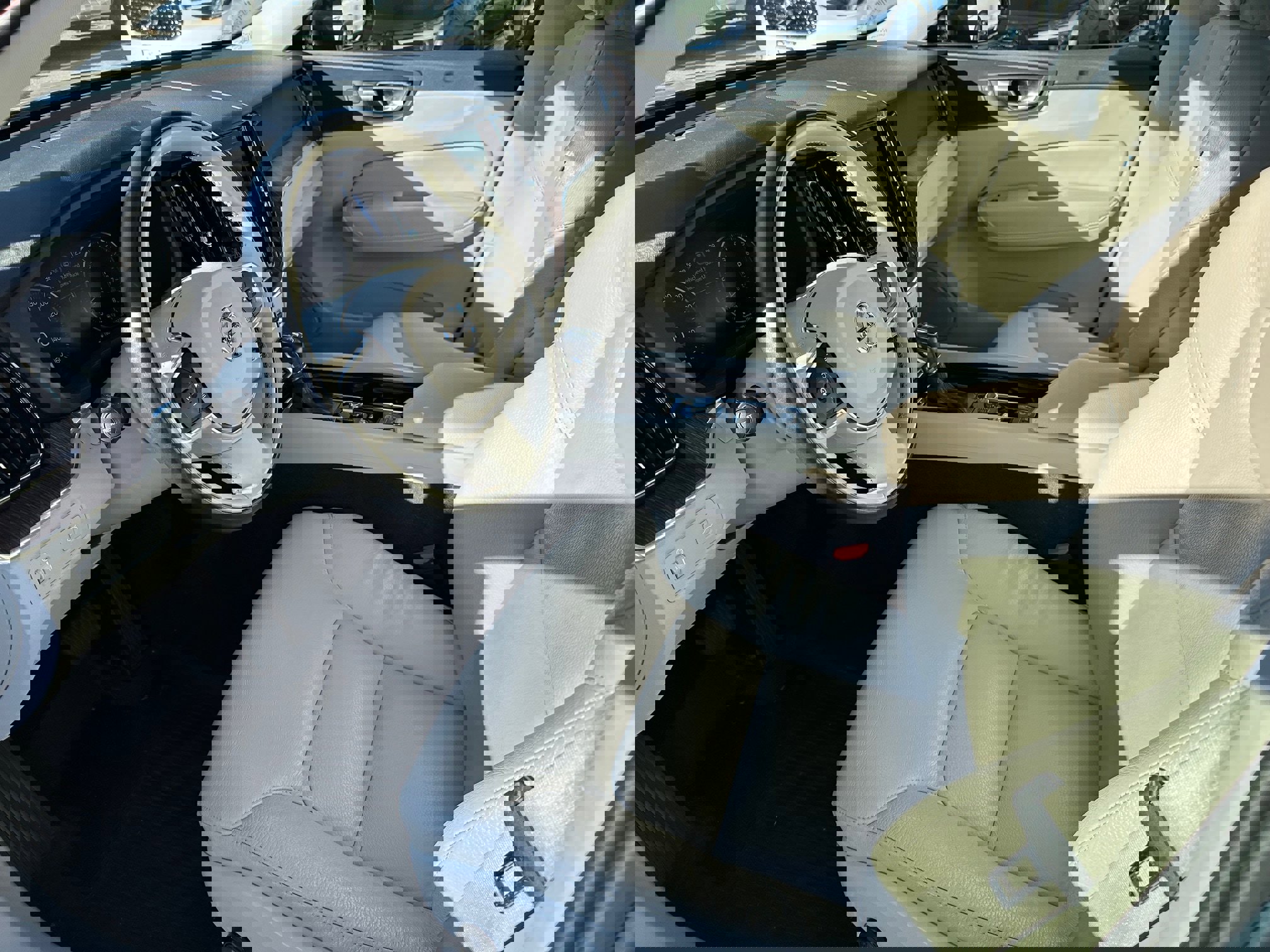 Used 2021 Volvo XC60 T5 Momentum w/ Premium Package image 5