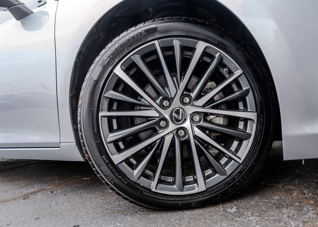 Used 2023 Lexus ES 350 Luxury w/ Premium Package image 13