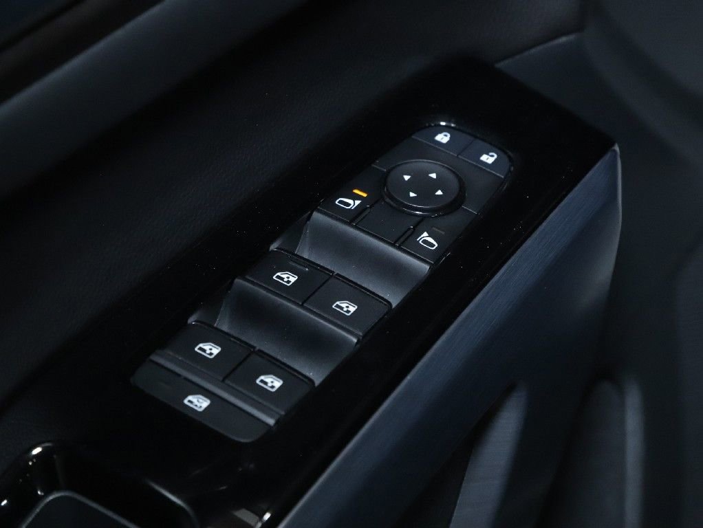 Used 2025 Nissan Pathfinder SL AWD/4WD image 18