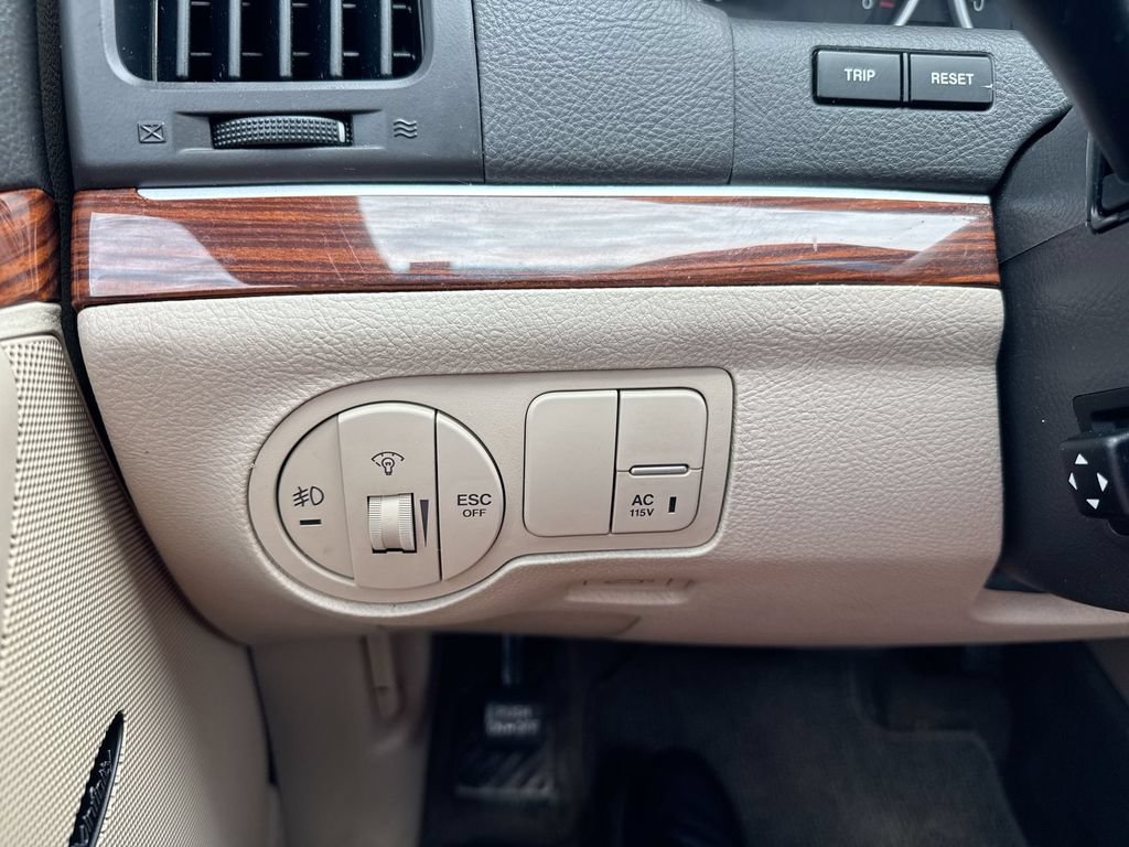 Used 2010 Hyundai Veracruz Limited w/ Rear Seat Entertainment Pkg 4 FWD image 17