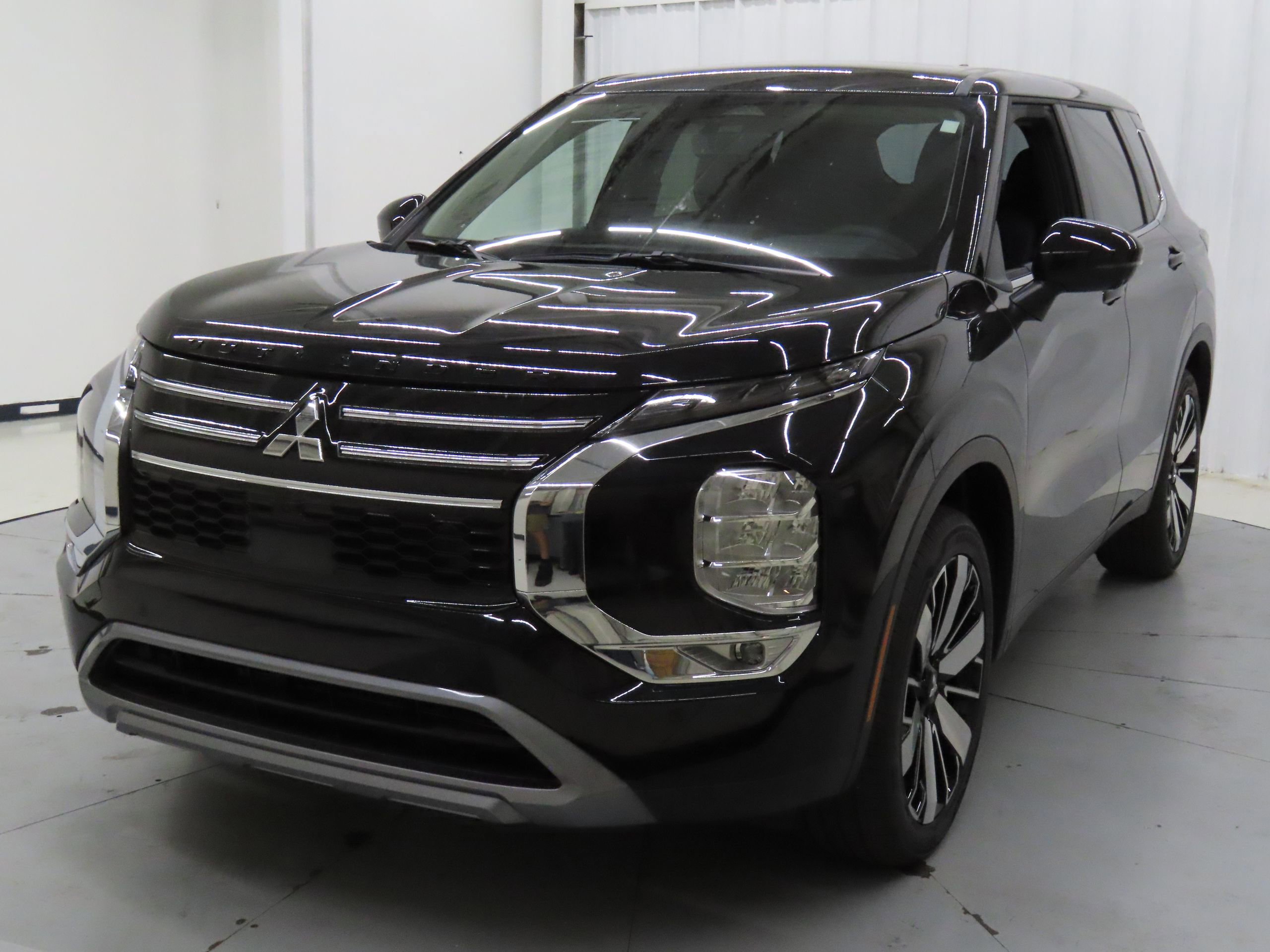 New 2025 Mitsubishi Outlander SE image 7