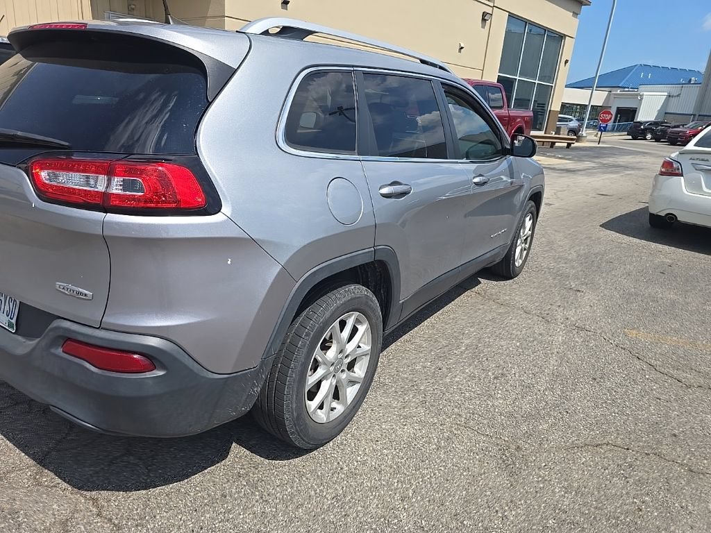 Used 2017 Jeep Cherokee Latitude FWD image 3