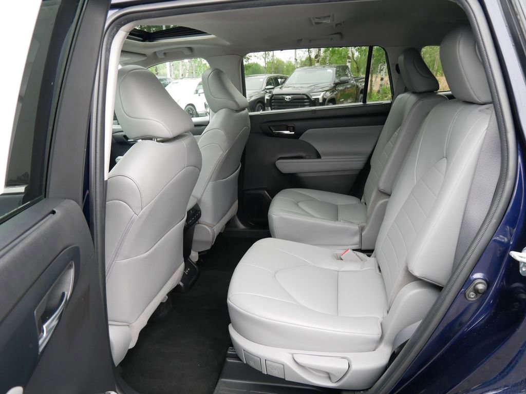 Used 2022 Toyota Highlander XLE AWD/4WD image 11