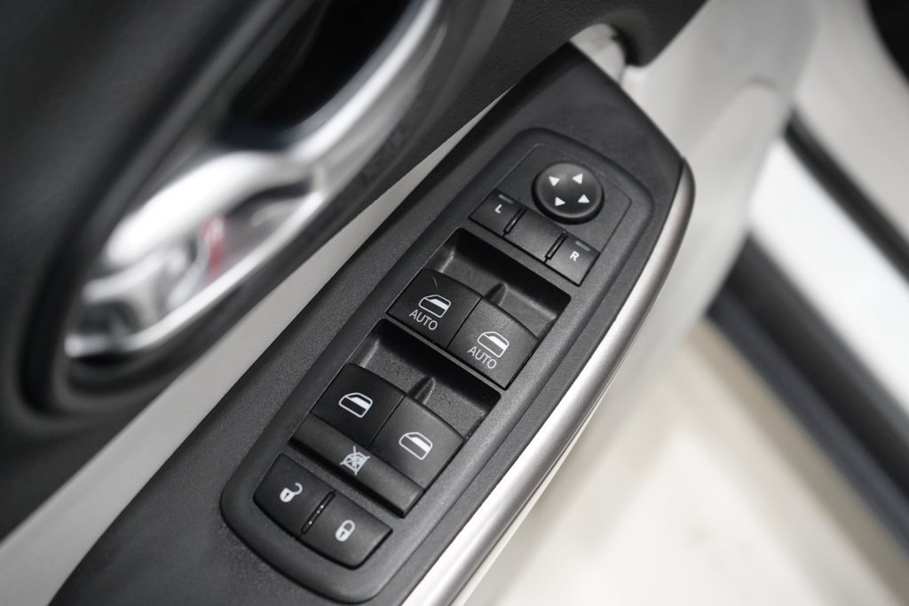 Used 2020 Jeep Cherokee Latitude Lux w/ Comfort/Convenience Group FWD image 20
