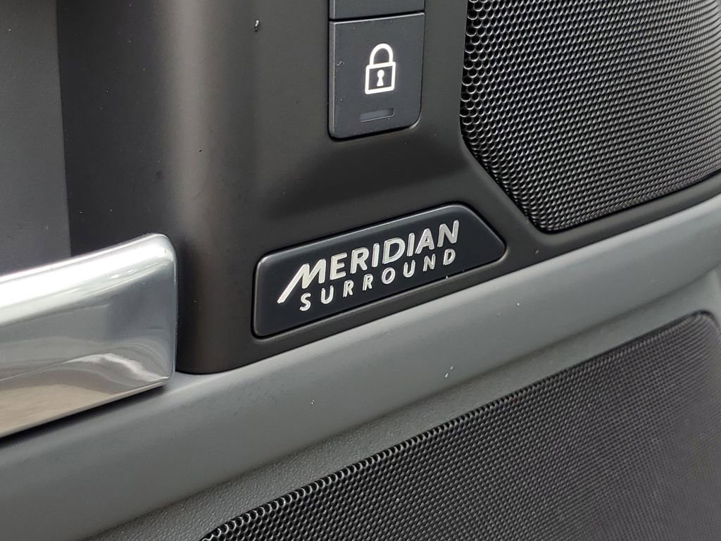 Used 2025 Land Rover Defender 130 X-Dynamic SE image 13