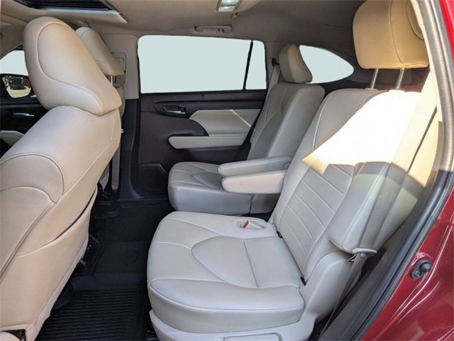 Used 2020 Toyota Highlander XLE image 16