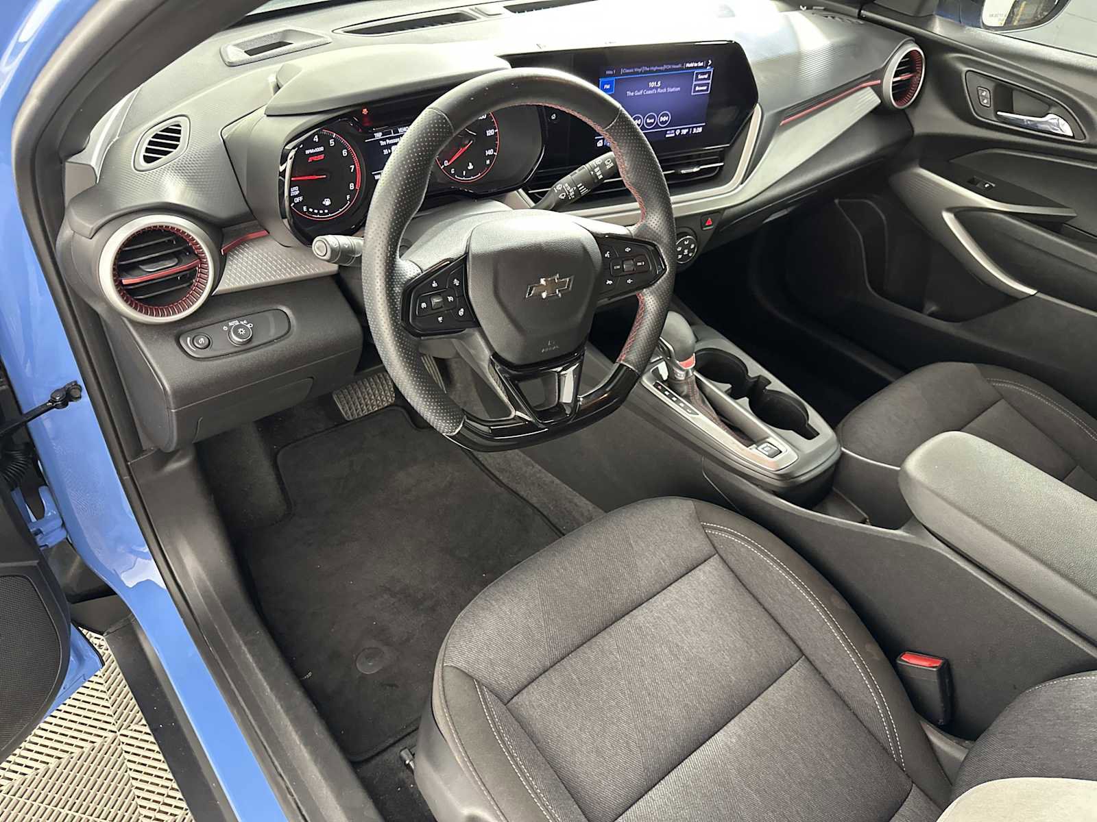 Used 2024 Chevrolet Trax RS w/ Sunroof Package FWD image 9