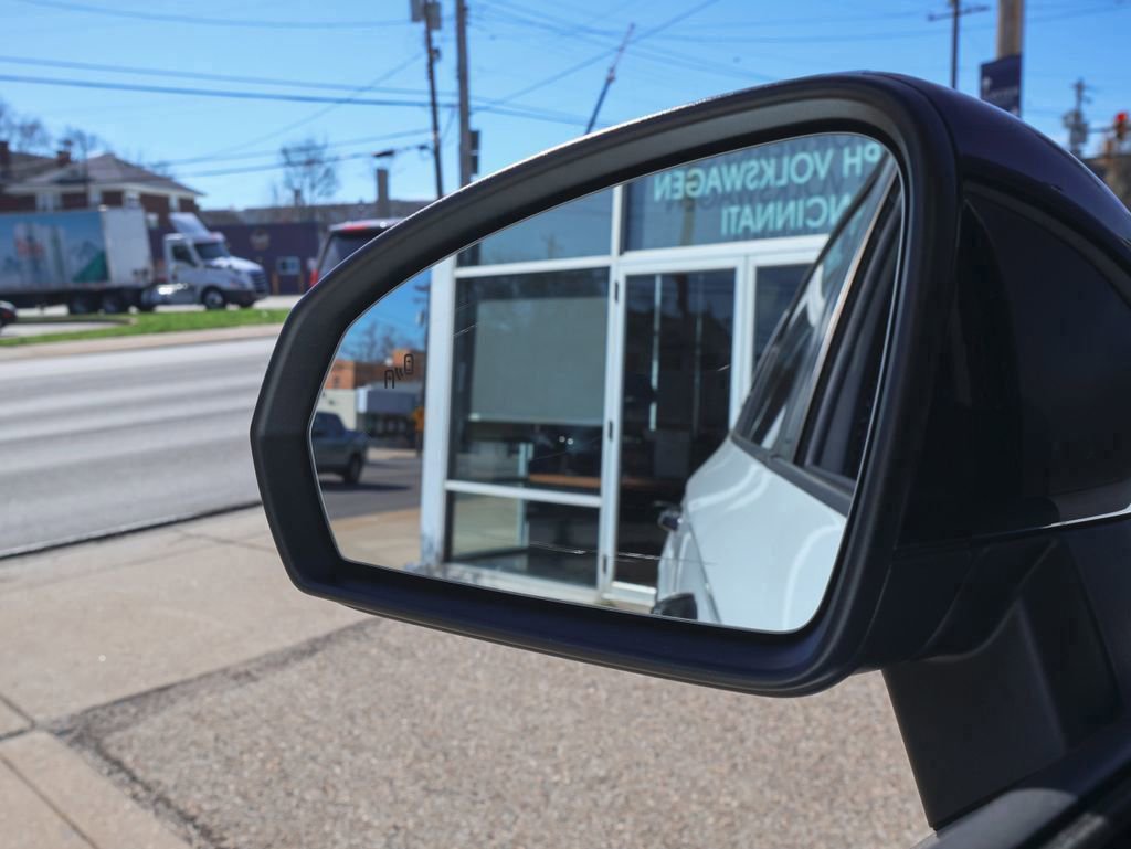 Certified 2025 Volkswagen Taos SE FWD image 26
