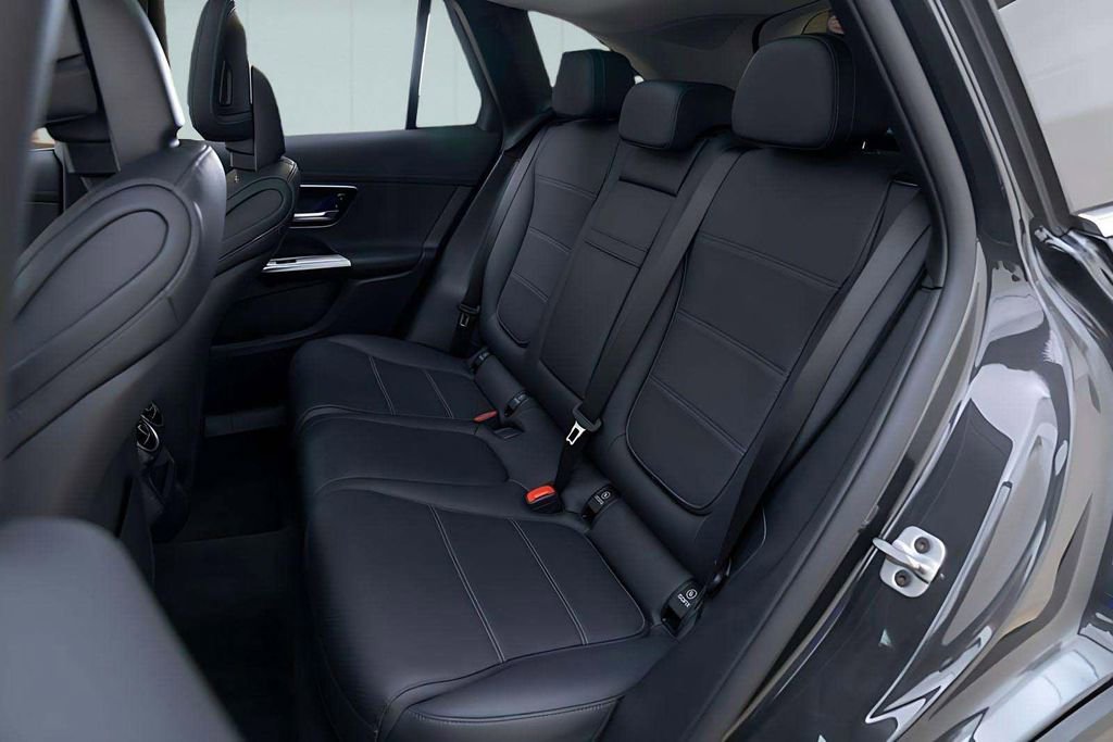 Used 2025 Mercedes-Benz GLC 350e 4MATIC w/ Driver Assistance Package image 37