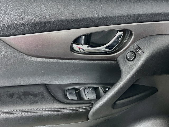 Used 2015 Nissan Rogue S FWD image 18