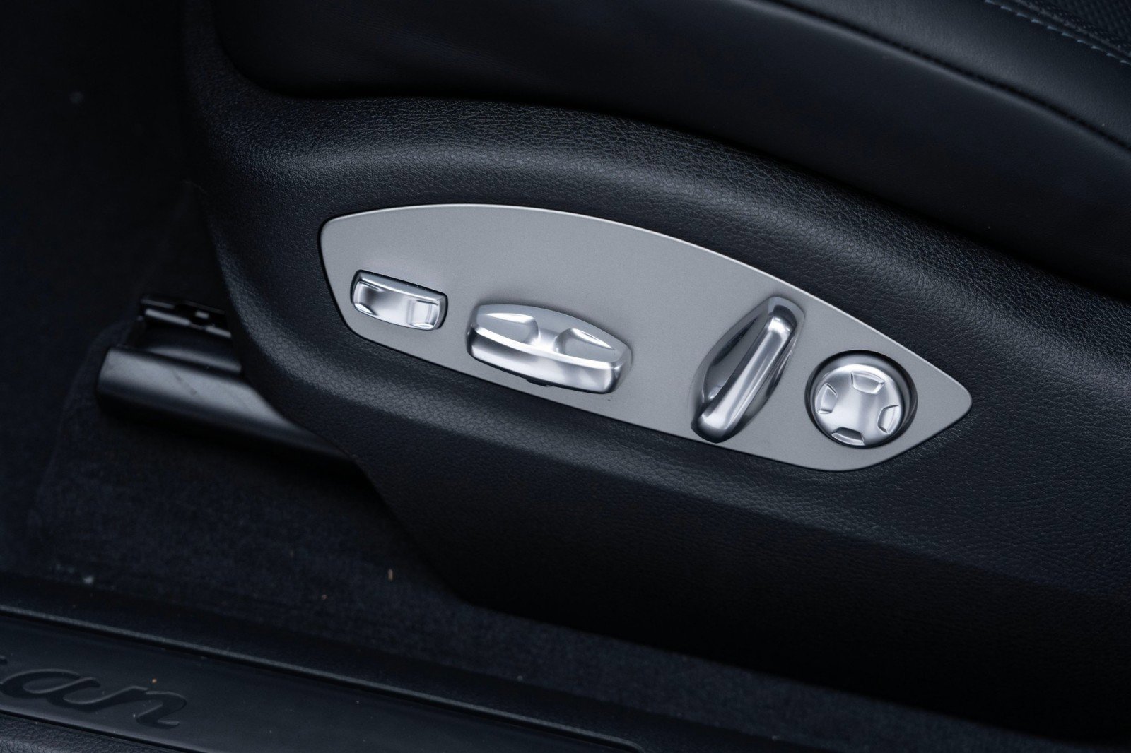 Certified 2025 Porsche Macan image 15