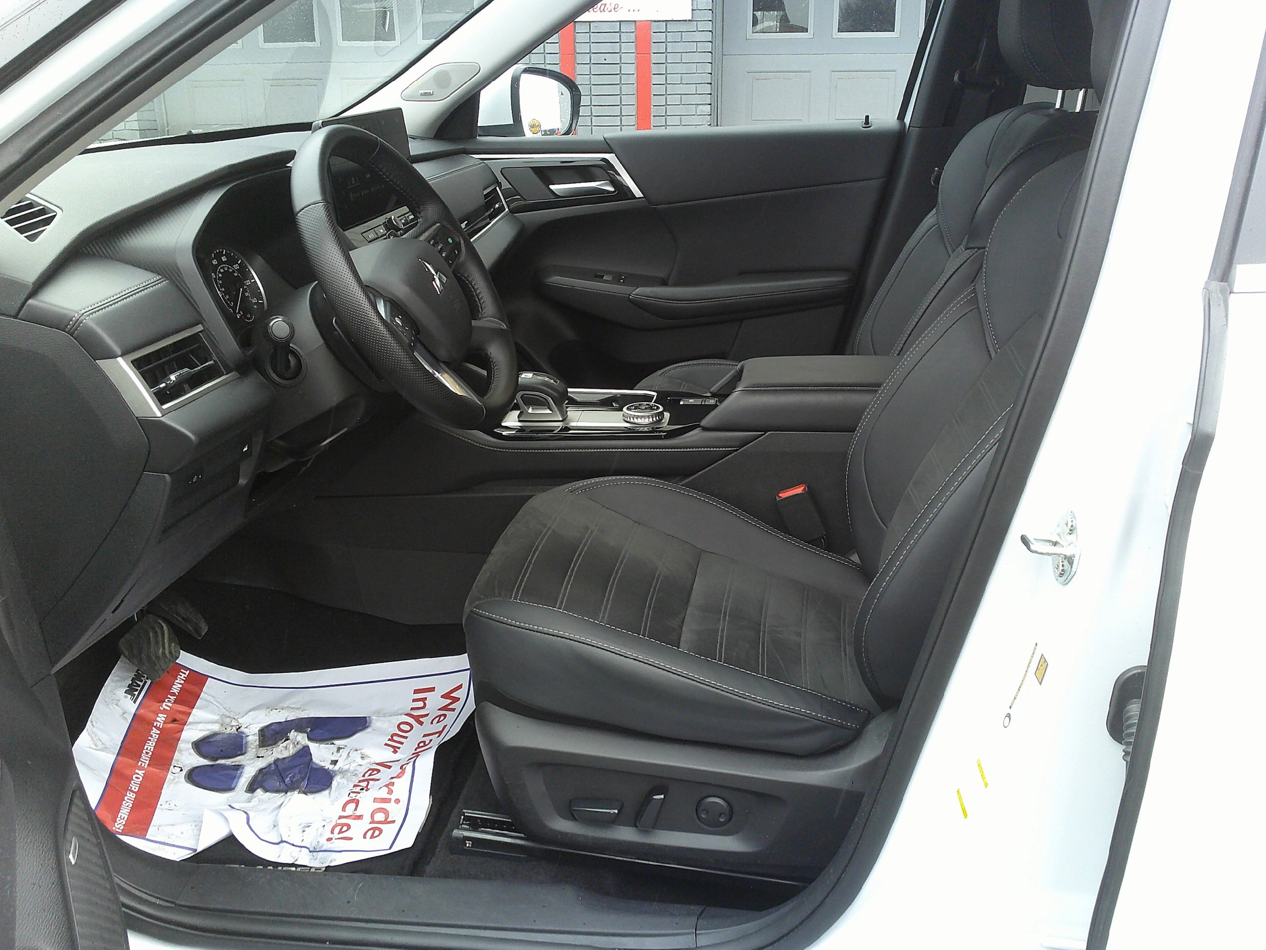 Used 2025 Mitsubishi Outlander SE image 13