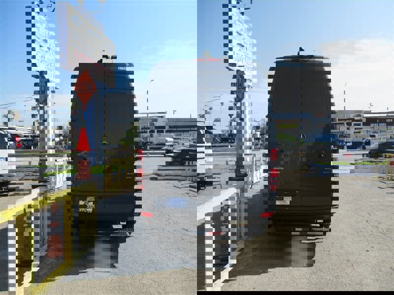 Used 2018 Mercedes-Benz Sprinter 2500 image 3