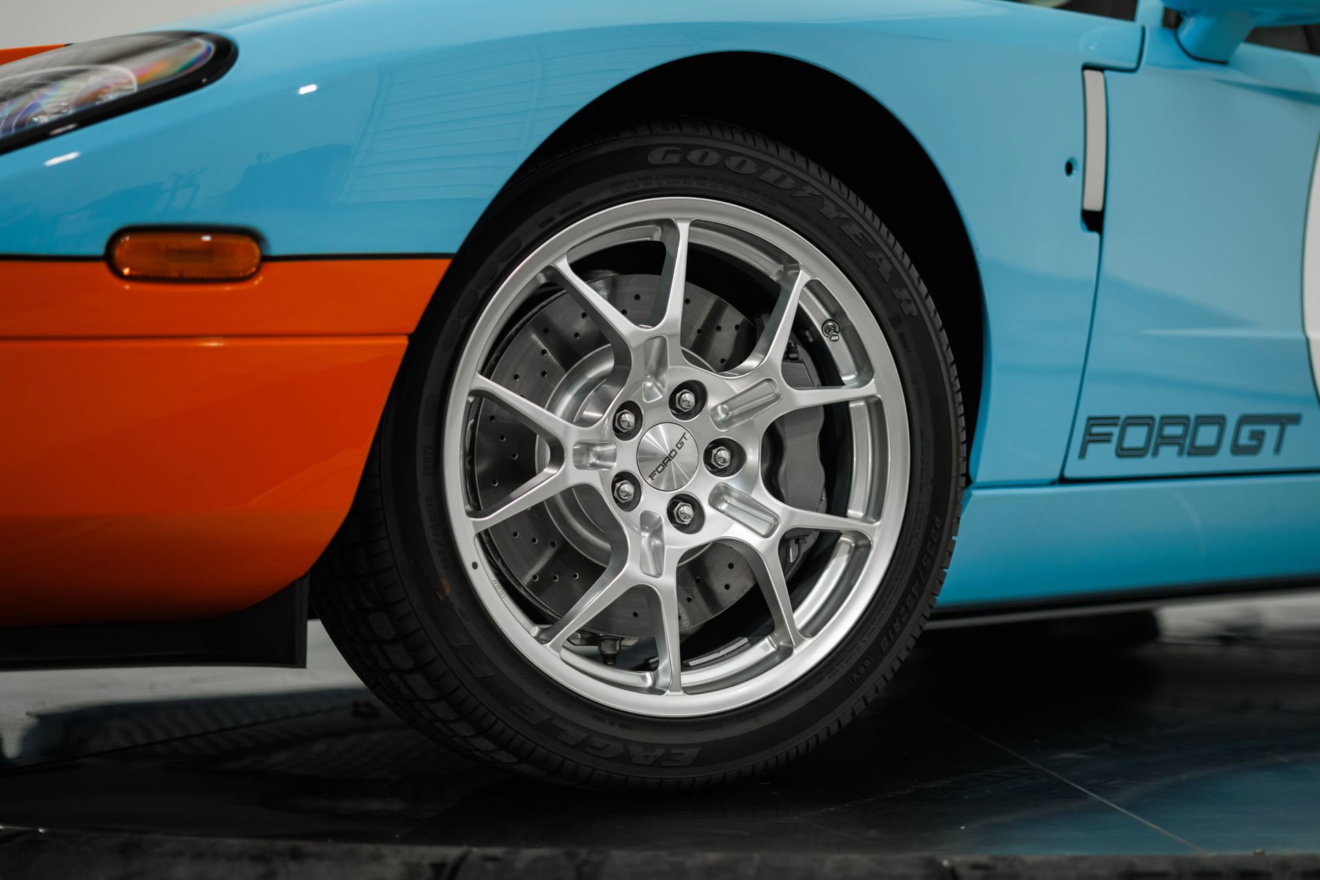 Used 2006 Ford GT RWD image 8