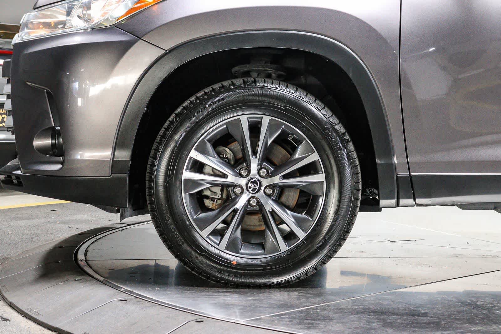 Certified 2019 Toyota Highlander Plus w/ Carpet Mat Package (TMS) FWD image 9