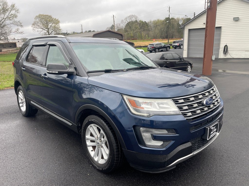 Used 2017 Ford Explorer XLT w/ Equipment Group 202A FWD image 8