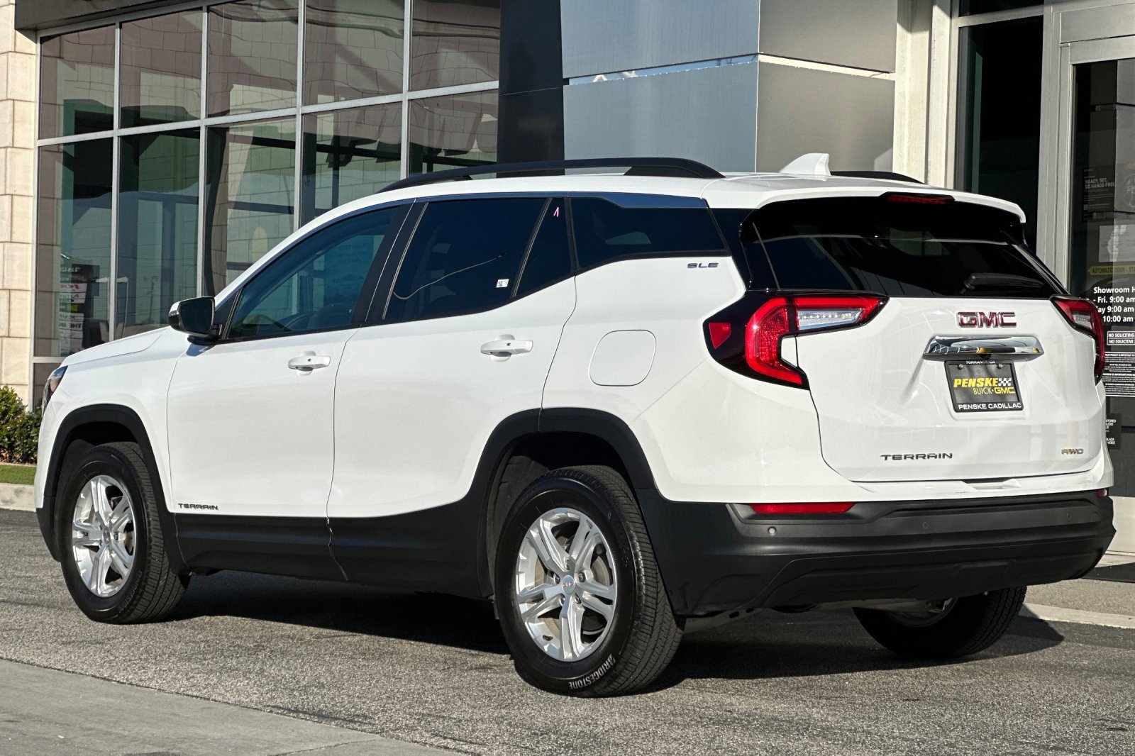 Used 2023 GMC Terrain SLE w/ Driver Convenience Package image 6