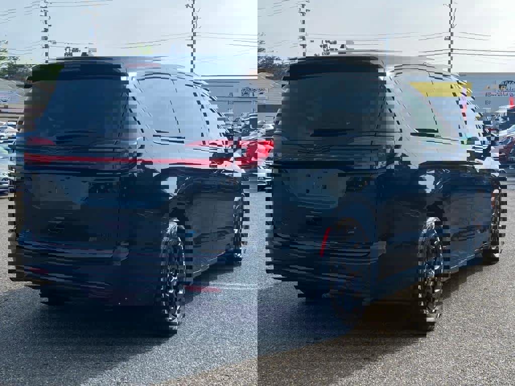 Used 2023 Chrysler Pacifica Limited w/ Uconnect Theater Family Group image 4