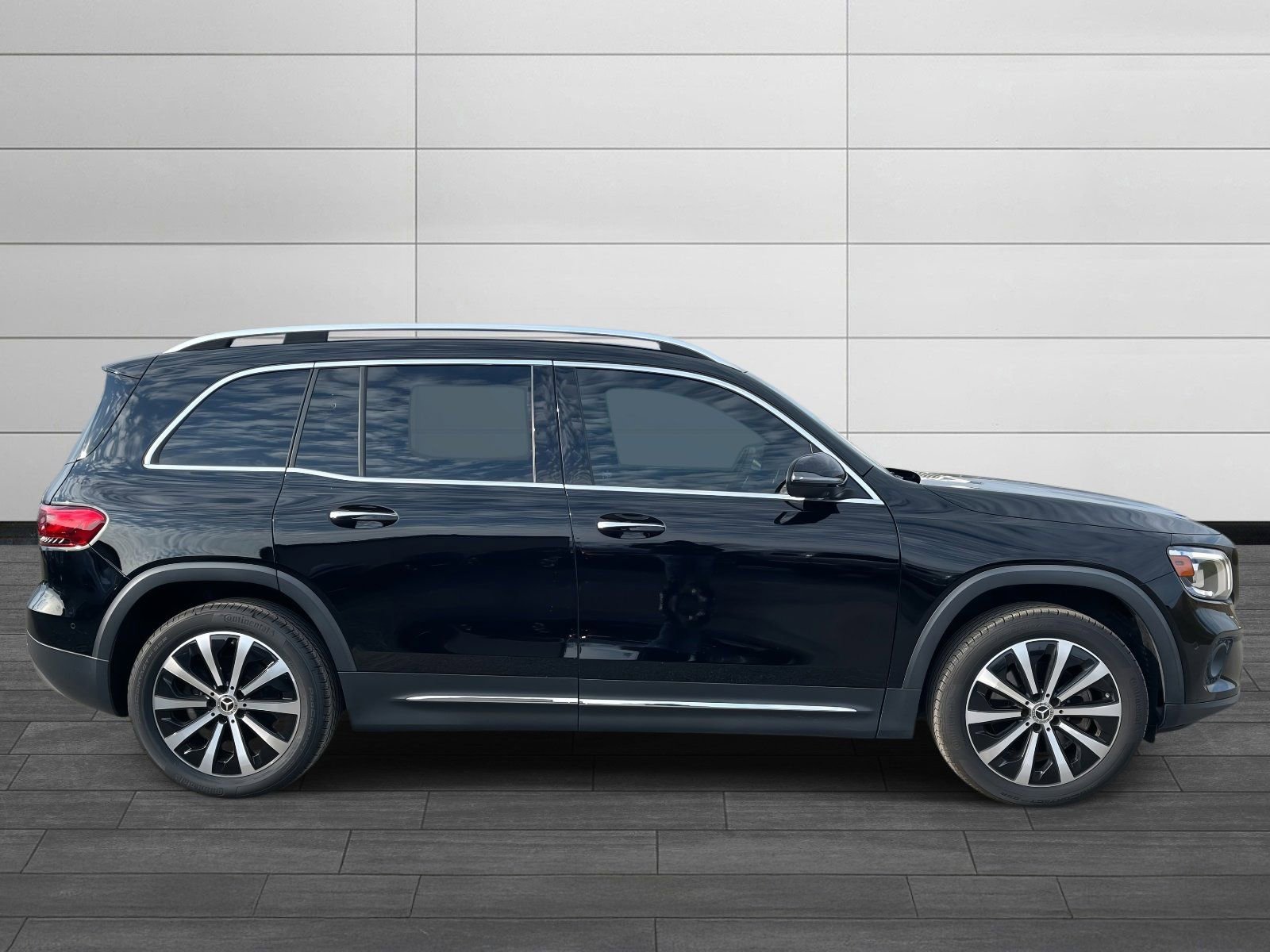 Used 2021 Mercedes-Benz GLB 250 w/ Premium Package image 2