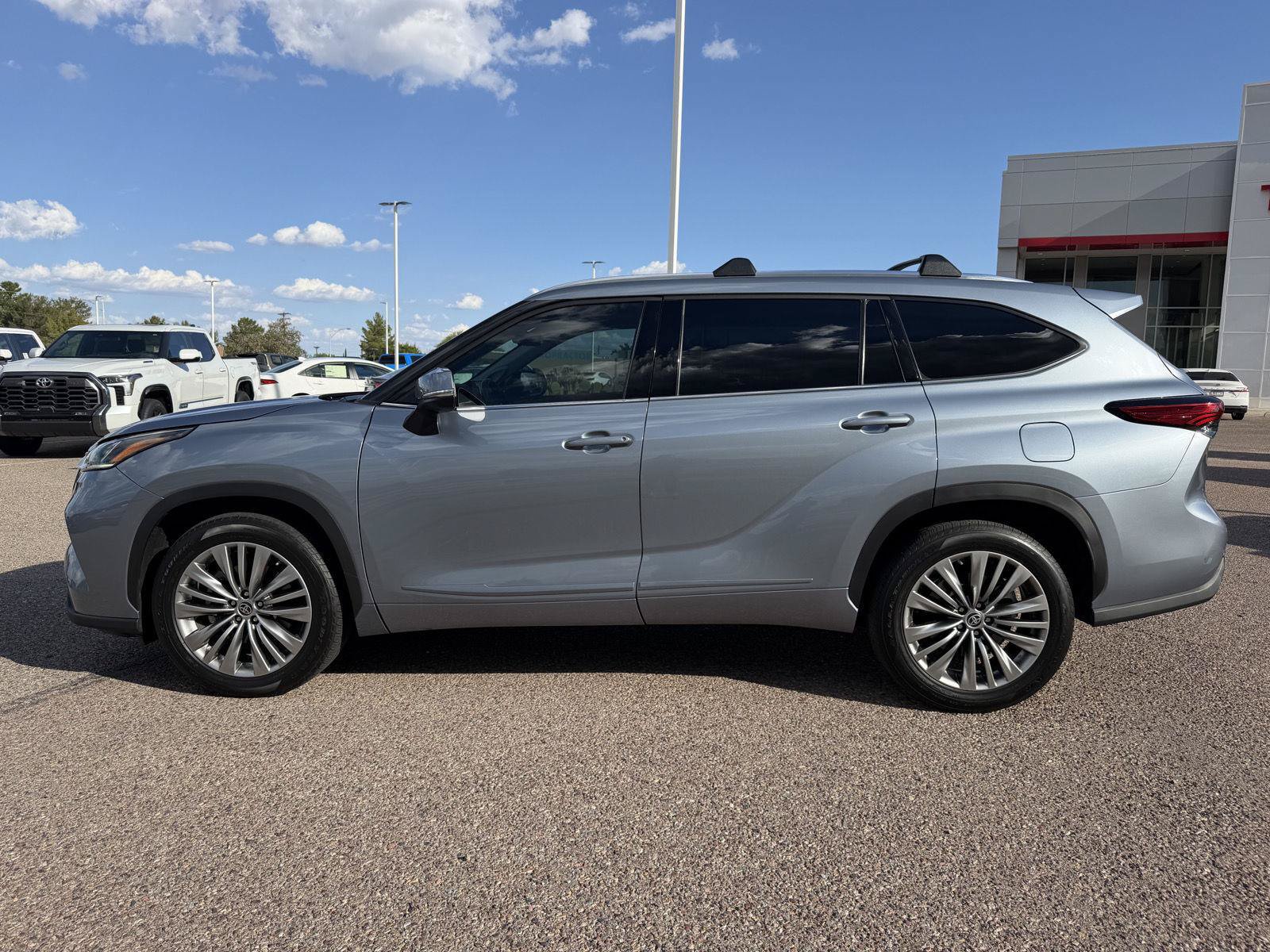 Used 2021 Toyota Highlander Platinum FWD image 2