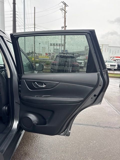 Used 2017 Nissan Rogue SV AWD/4WD image 17