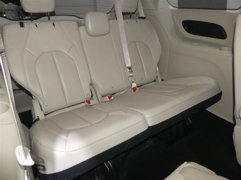 Used 2018 Chrysler Pacifica Touring-L Plus w/ Advanced Safetytec Group FWD image 25