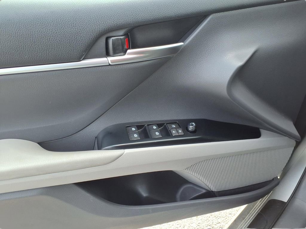 Used 2019 Toyota Camry SE w/ Sunroof Package image 16